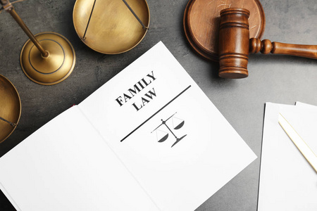 平的放置构成与书木槌和正义的标尺在灰色背景。家庭法概念
