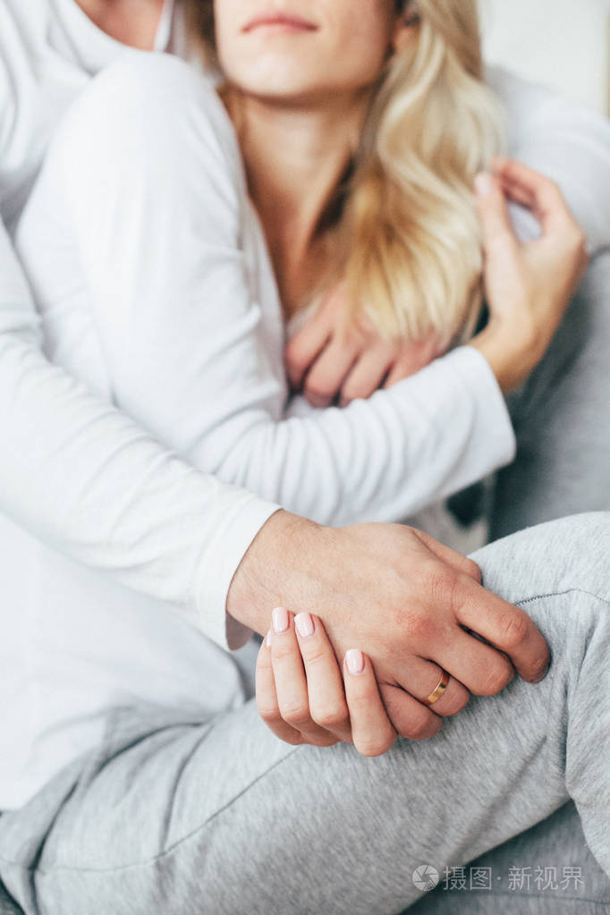 敏感的情侣肖像拥抱和握住对方的手.特写