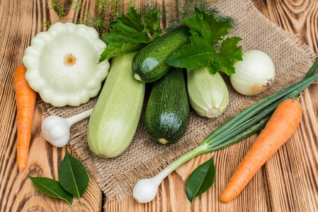 成熟的蔬菜, 西葫芦和灌木南瓜是准备健康食品的配料。它可以用作背景
