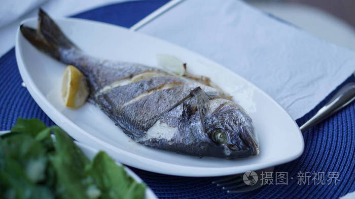 美味的鱼站在盘子上