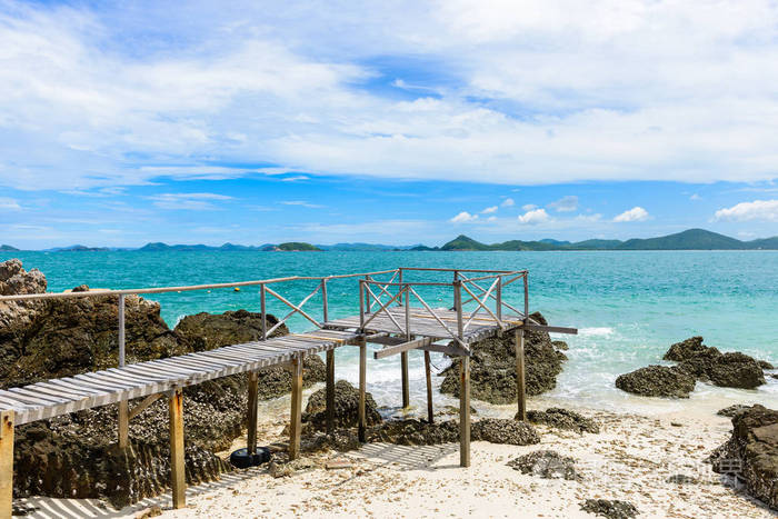 木走道, 岩石海岸和白色沙滩与蓝色海在 Kohkham。曼谷, 春武里, 泰国