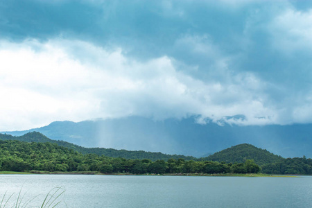 落在山上的雨流入水库