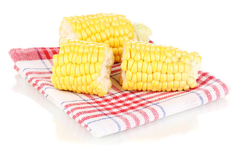 新鲜玉米片断在餐巾上白色隔离