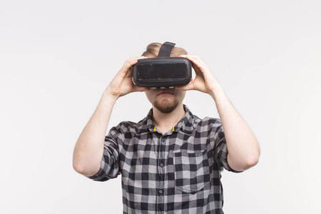 男人穿着虚拟现实在白色背景上护目镜