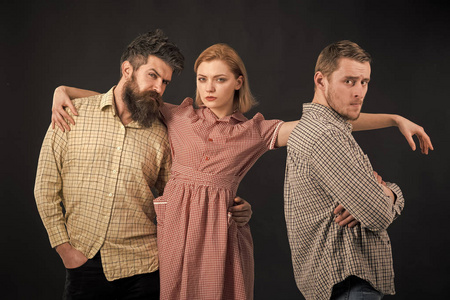 公司的自信的人, 朋友.三角恋的概念.关系, 沟通, 友谊, 爱, 背叛.