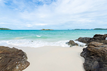 岩石海岸和白色沙滩与蓝色海在 Koh Samaesarn。曼谷, 春武里, 泰国