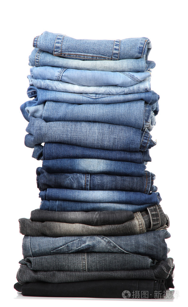 很多牛仔裤堆积在桩上白色隔离