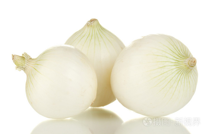 孤立在白色背景上的白洋葱