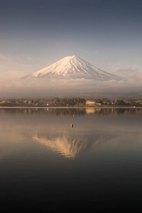 在清晨山富士河口湖湖