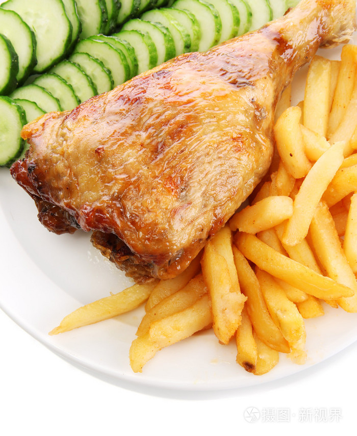 烤鸡配薯条和黄瓜上板隔绝在白色