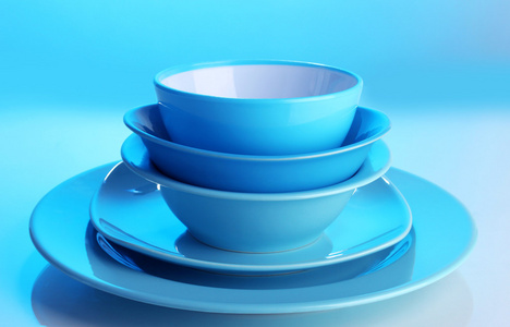 蓝色背景上的蓝色餐具