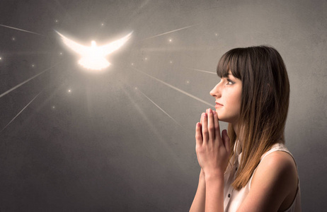 年轻女孩祈祷的概念照片