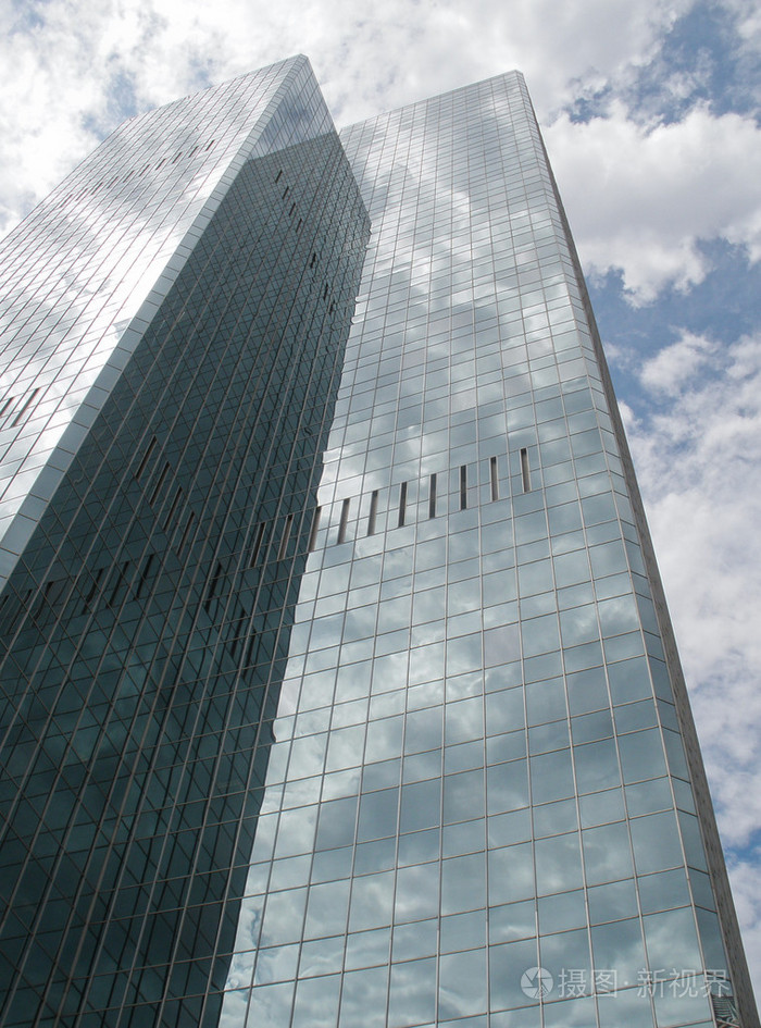 蓝色的天空中摩天大楼建设凤凰的反思