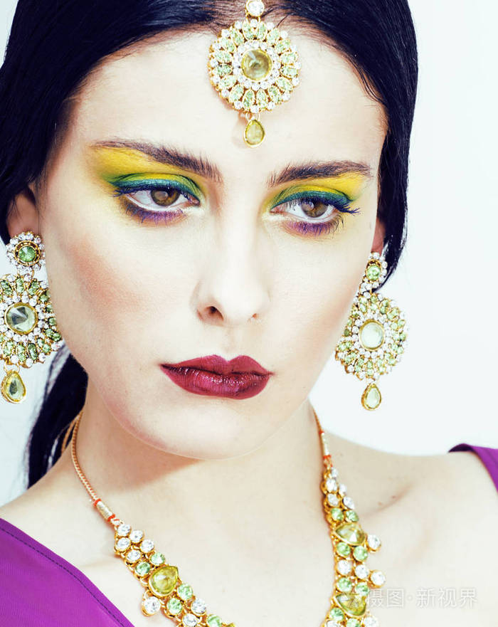 年轻漂亮高加索女人像印第安人在民族饰品关闭白色, 新娘化妆