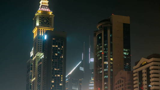 市中心的迪拜高塔夜游戏中时光倒流。观谢赫扎耶德路的摩天大楼。闪烁的灯光
