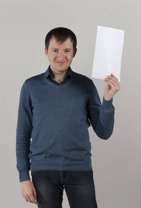 一个年轻人拿着一张白纸。