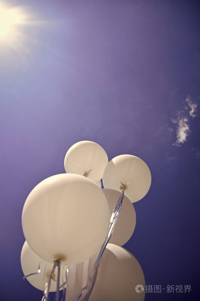 阳光明媚的日子里有气球自由与梦想