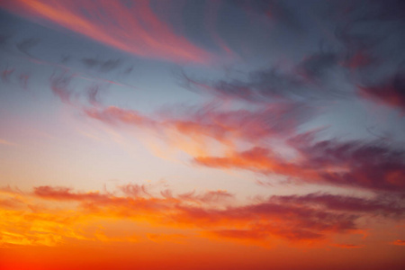 火热 橙色和红色的夕阳的天空。美丽背景