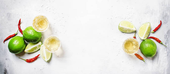 金墨西哥龙舌兰酒含石灰和盐, 白色饮料背景, 顶部视图