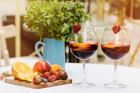 夏季饮料, 水果鸡尾酒在白色木桌与莓果