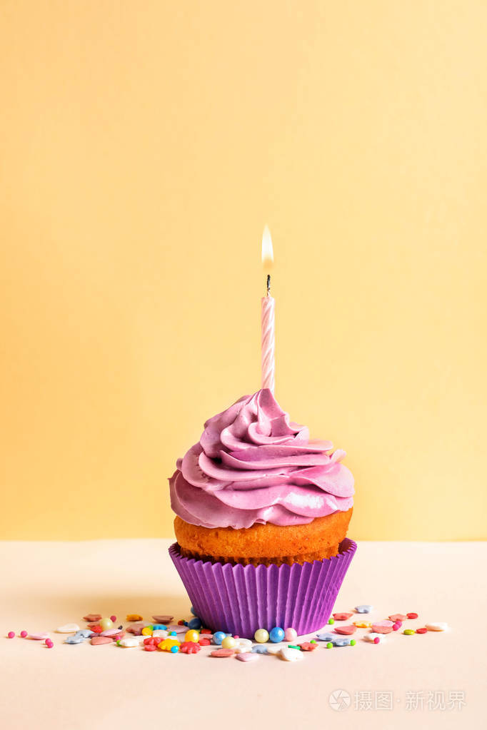 美味的生日蛋糕与蜡烛的颜色背景