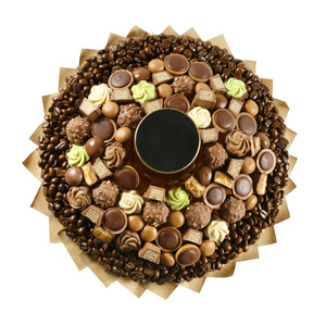 一套美味的巧克力糖果, 在白色背景下镶上咖啡豆