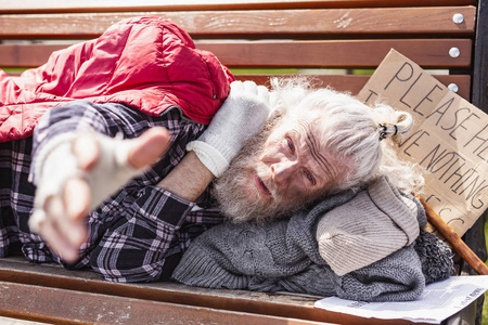 街头潮不开心的可怜的男人看着你照片