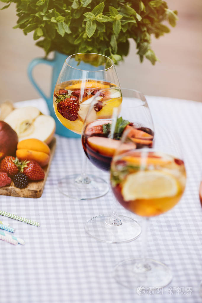 夏季饮料水果鸡尾酒在白色木桌与莓果