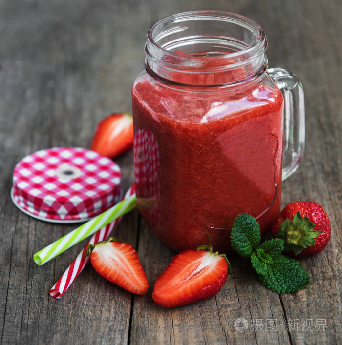 木桌上的草莓冰壶