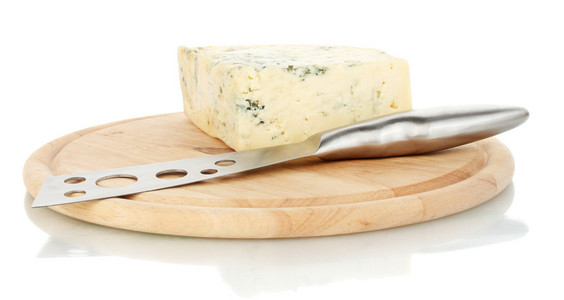 奶酪与模具和孤立在艾菲尔铁塔的白色背景上的切菜板上的刀