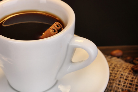 喝杯咖啡特写棕色背景上的木桌上
