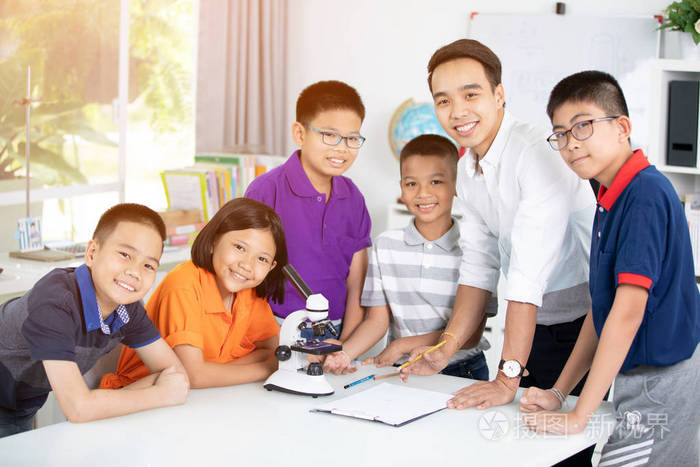 开朗的男老师向教室里的一群年轻学生解释一些事情亚洲女孩和男孩