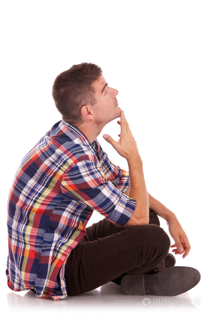 坐着沉思的年轻人向上看