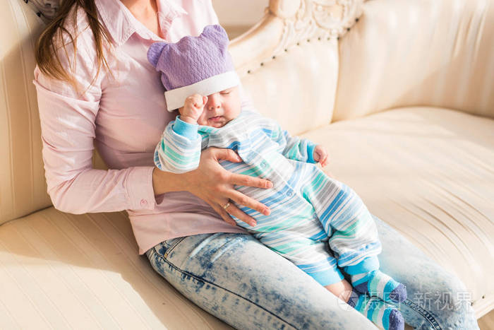 母亲抱着可爱的宝贝儿子