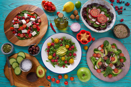 绿松石桌上沙拉和健康素食成分的分类