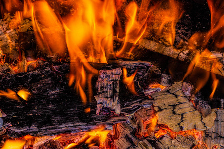 木柴在火中燃烧.烧煤照片