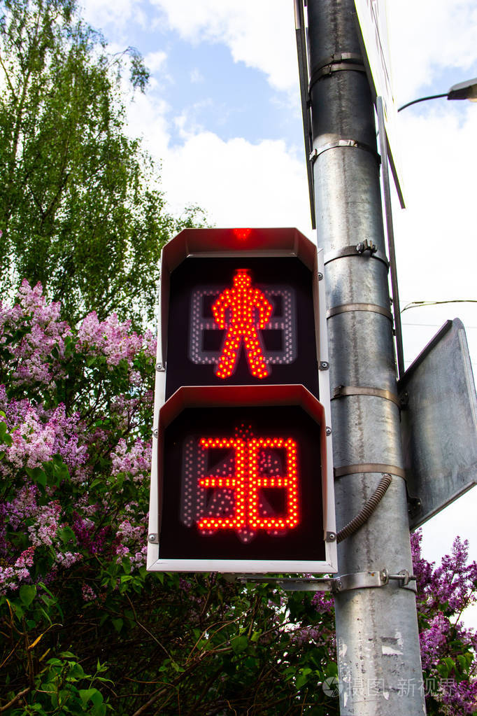 在城市街道的红色交通灯
