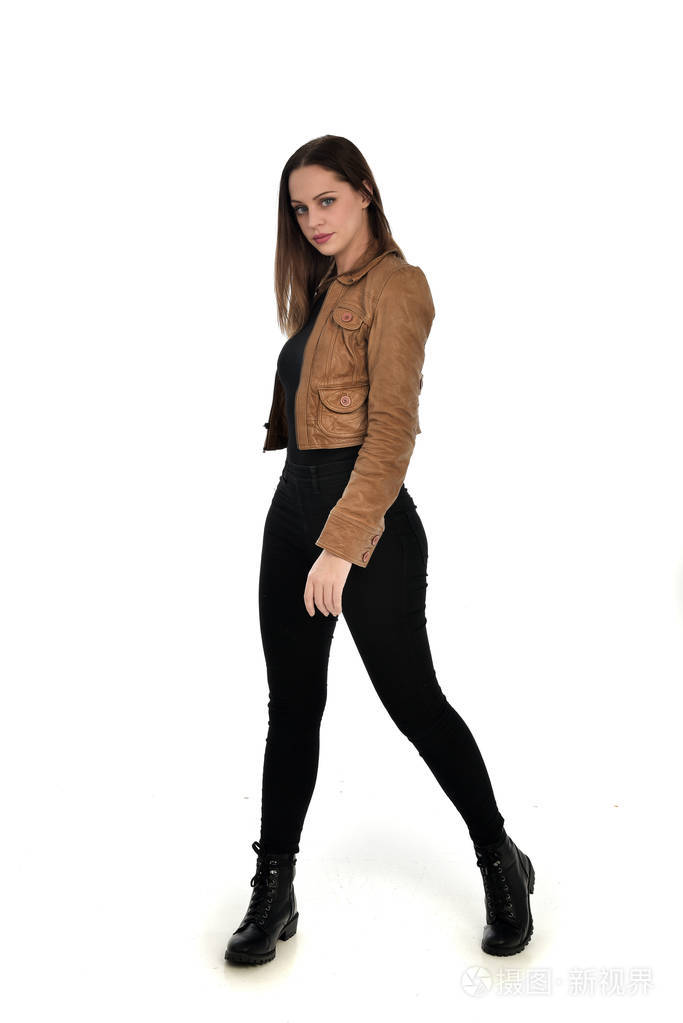 穿着棕色皮夹克的黑发女孩的全长肖像.在白色背景上站立姿势
