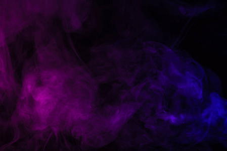 抽象黑色背景与紫罗兰和紫烟