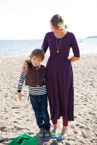 母亲和儿子在海滩上