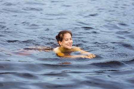 一个欢快的女人在水中游泳的肖像