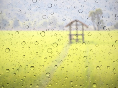 关闭玻璃背景下的雨滴。场外的焦点