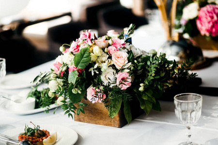 美丽的婚礼日桌装饰用花