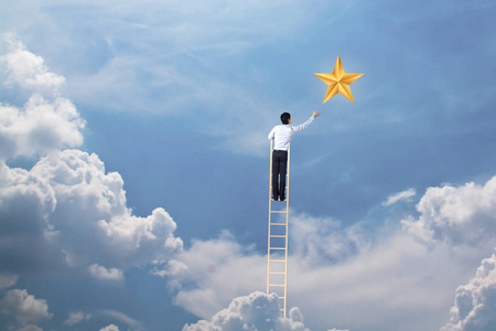 商人爬上梯子达到明星, 成功和赢的概念