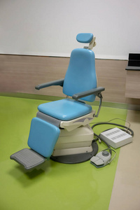 绿色地板上的浅蓝色医疗椅。医院理念