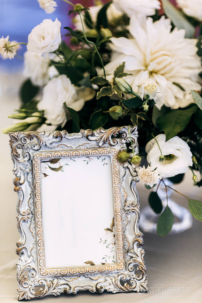 美丽的婚礼装饰用花和框架