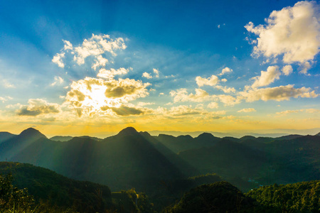 绿色风景山日落夏季假期