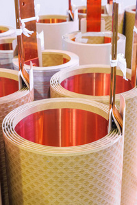 油浸式配电变压器的低张力或低压 (低压) 铜箔绕组照片