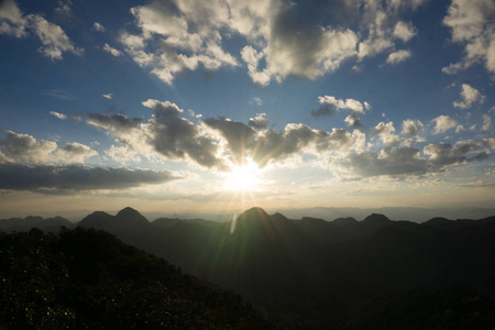 绿色风景山日落夏季假期