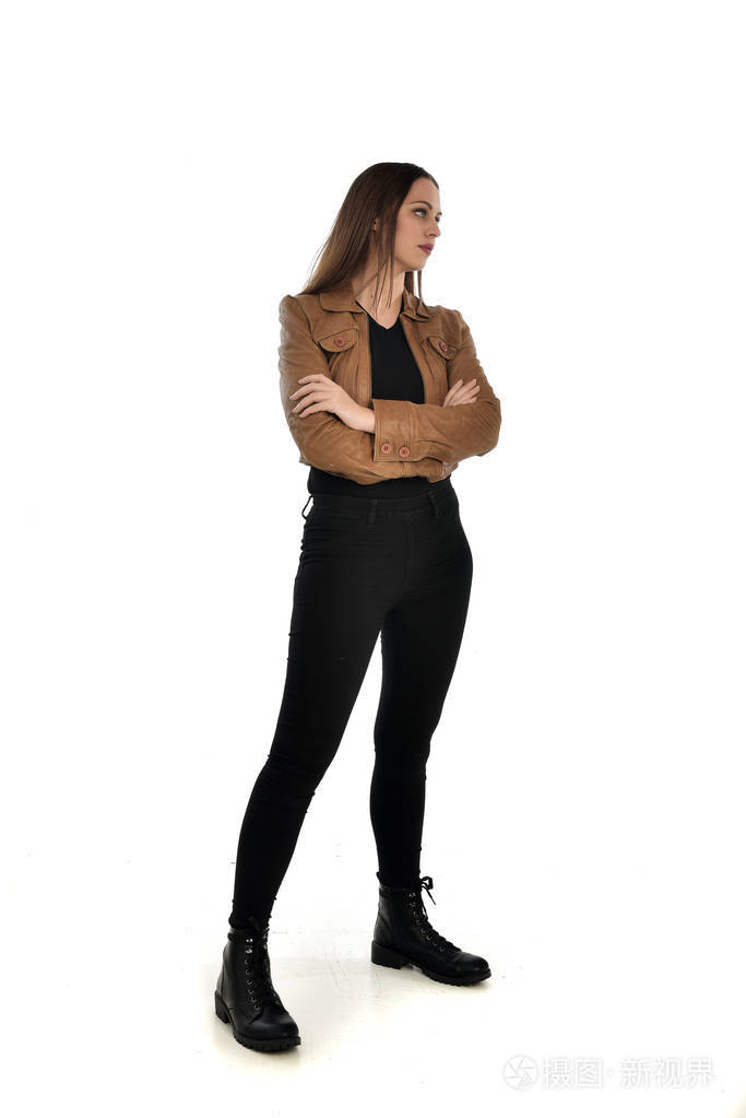 穿着棕色皮夹克的黑发女孩的全长肖像在白色背景上站立姿势